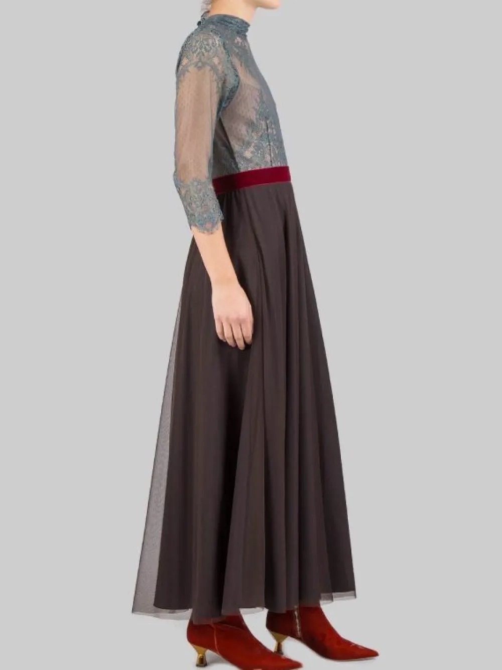 ABITO MIDI IN PIZZO VERDE SALVIA E GONNA IN TULLE MARRONE CON CINTURA IN VELLUTO | MADAME SHOUSHOU New