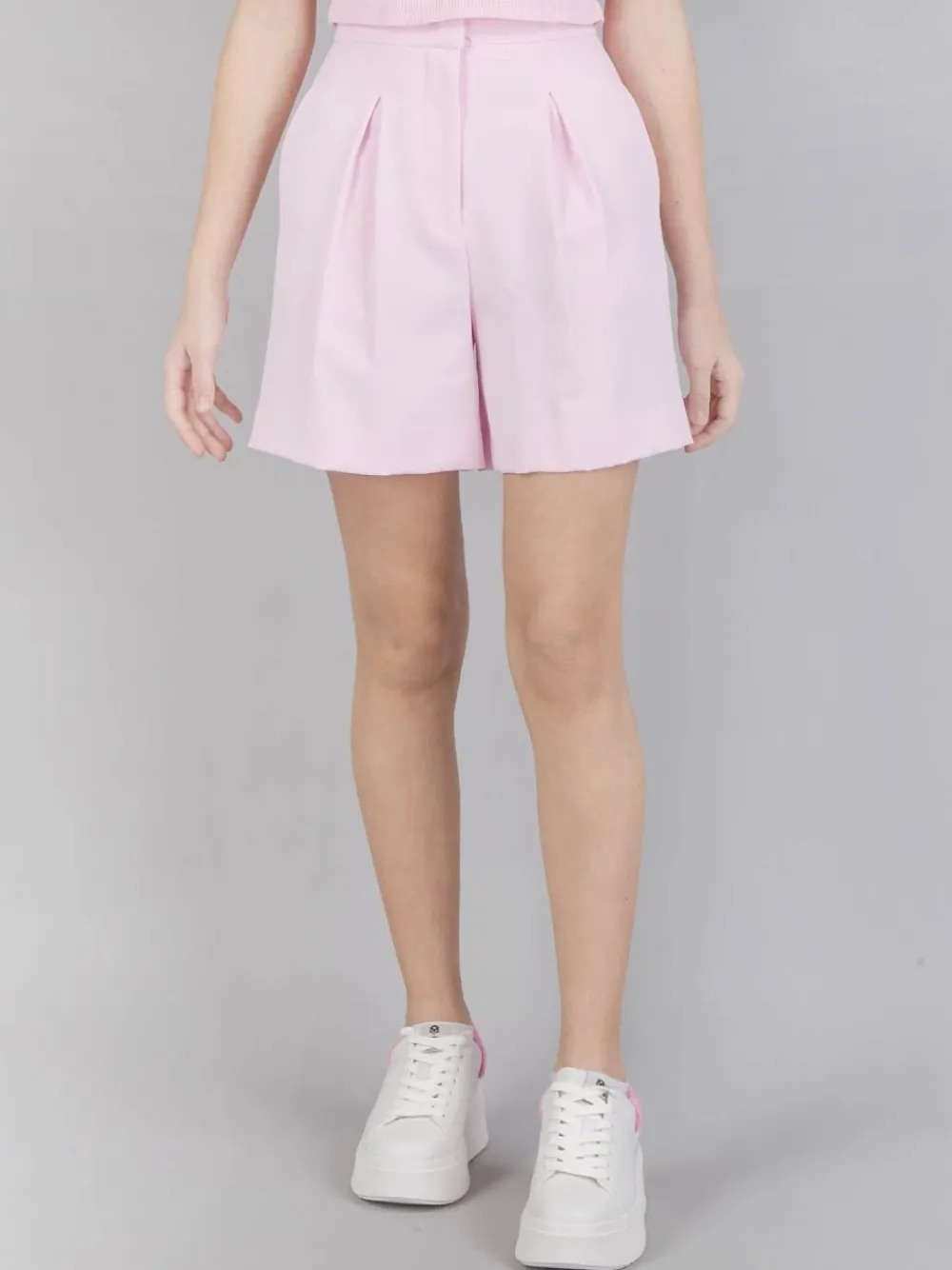 BERMUDA A VITA ALTA CON PINCES | HINNOMINATE Fashion
