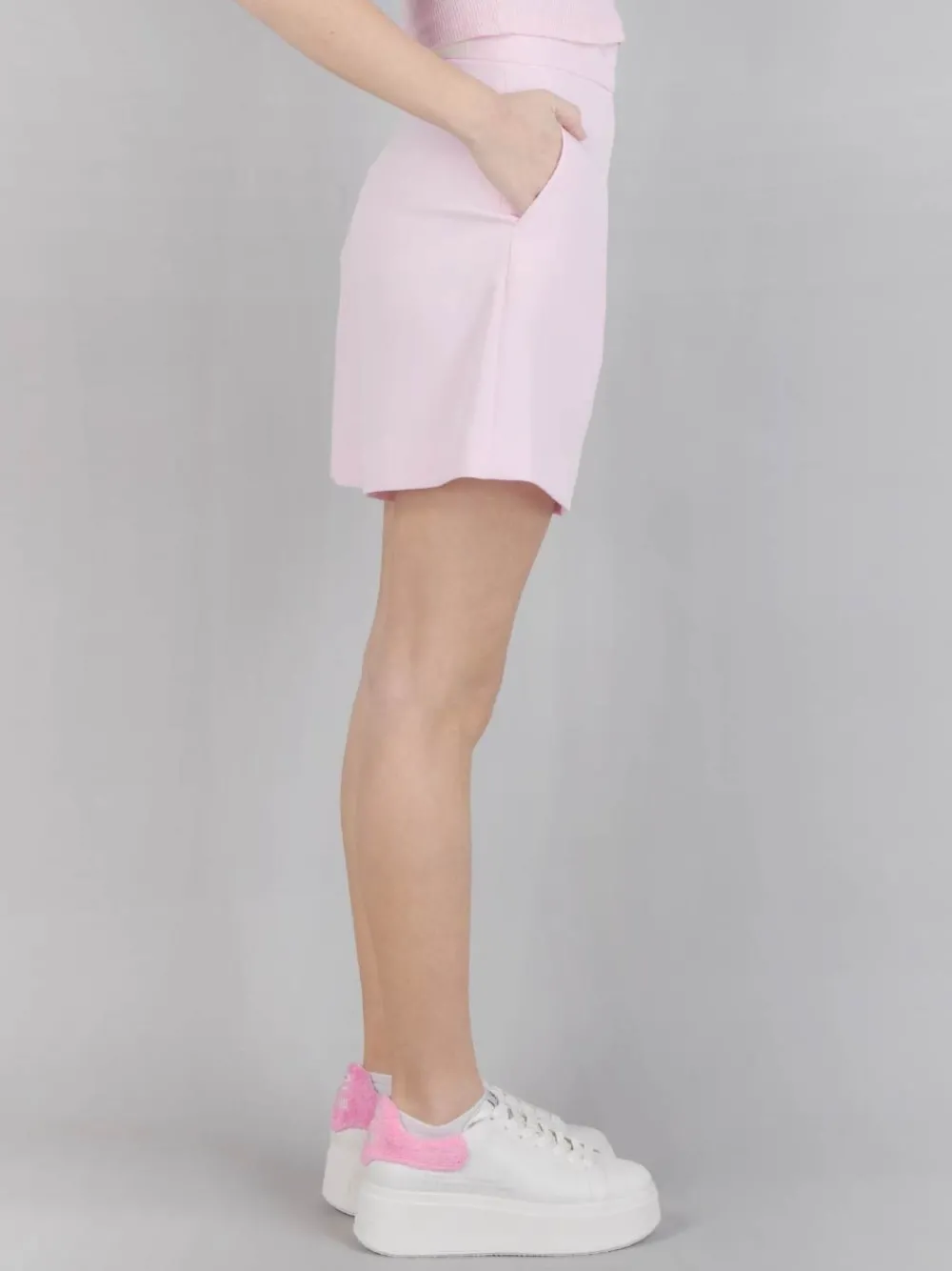 BERMUDA A VITA ALTA CON PINCES | HINNOMINATE Fashion