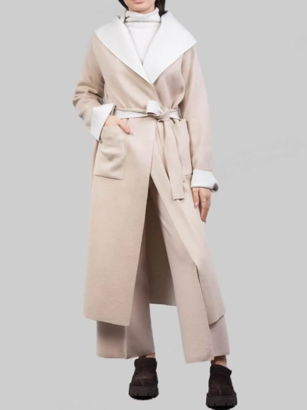 CAPPOTTO A VESTAGLIA CON AMPIO COLLO SCIALLATO E CINTURA IN VITA | D.EXTERIOR Online