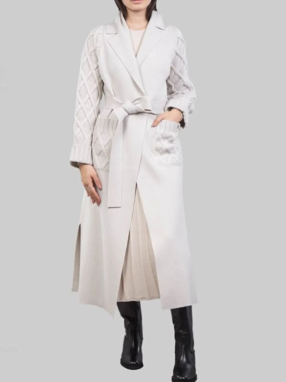 CAPPOTTO A VESTAGLIA CON INSERTI IN MAGLIA INTRECCIATA E CINTURA IN VITA | D.EXTERIOR New