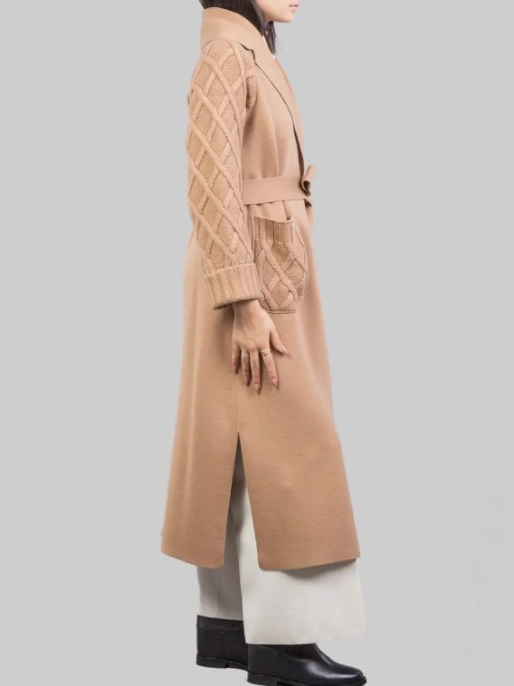 CAPPOTTO A VESTAGLIA CON INSERTI IN MAGLIA INTRECCIATA E CINTURA IN VITA | D.EXTERIOR Online