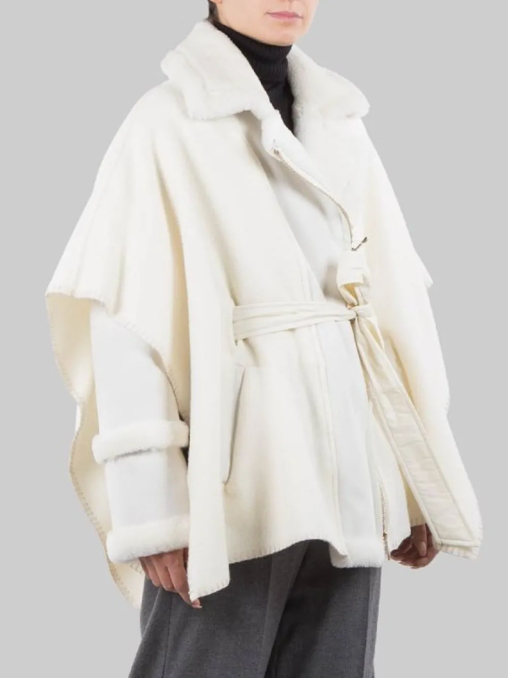 GIACCA MODELLO MANTELLA REALIZZATA CON INSERTI IN ECO PELLICCIA E MONTONE | VIOLANTI Fashion