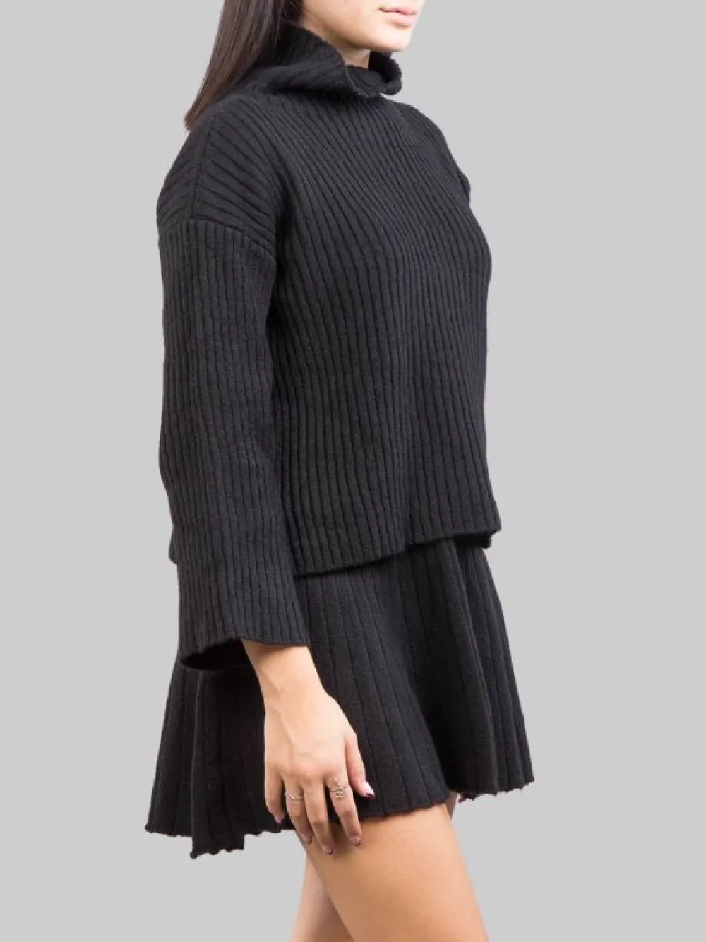 MAGLIA A COLLO ALTO NERA IN TESSUTO A COSTINE | AKEP Fashion