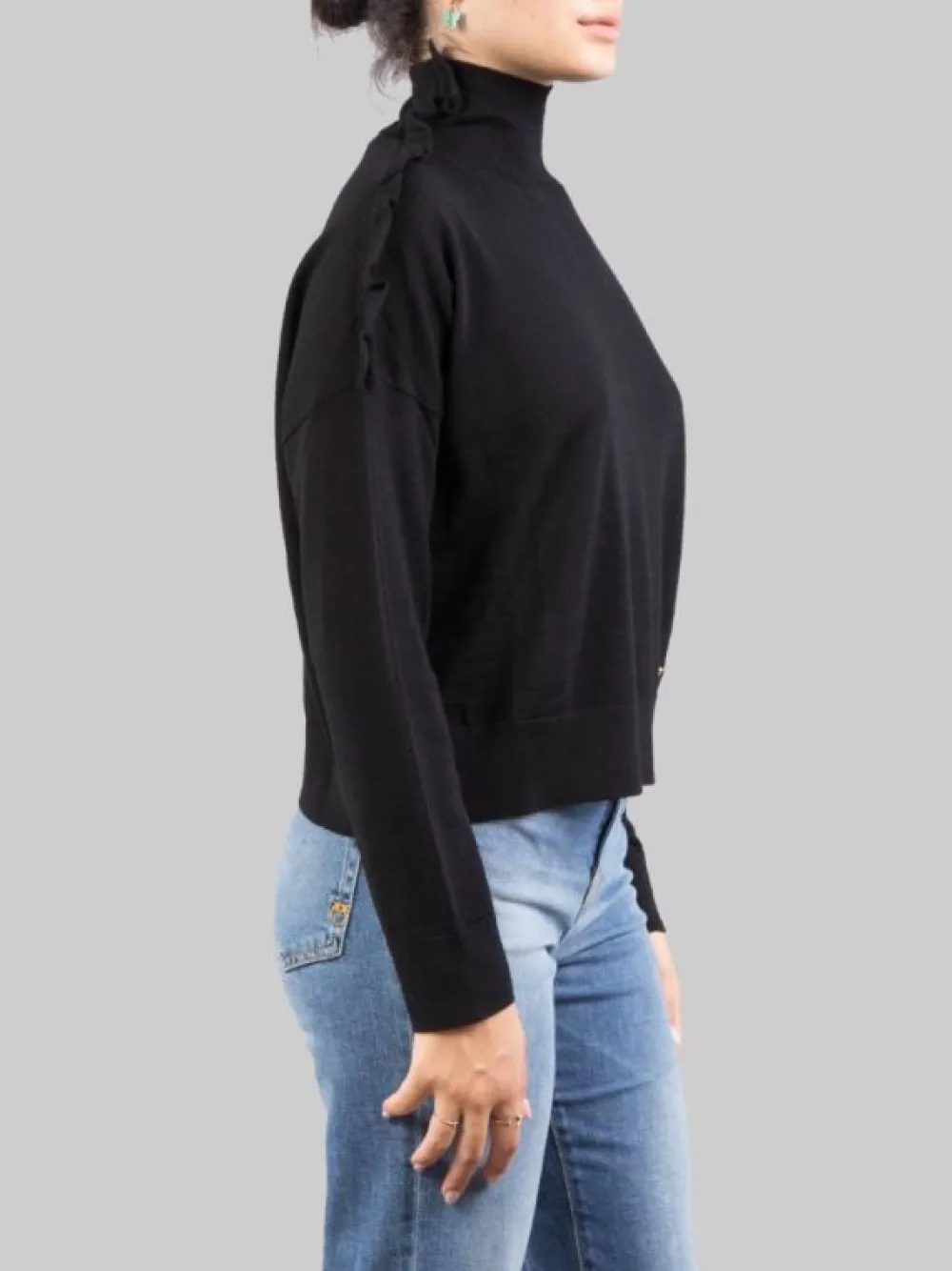 MAGLIA DOLCEVITA NERA IN LANA CON RUCHE DECORATIVA SULLA SPALLA | PINKO New