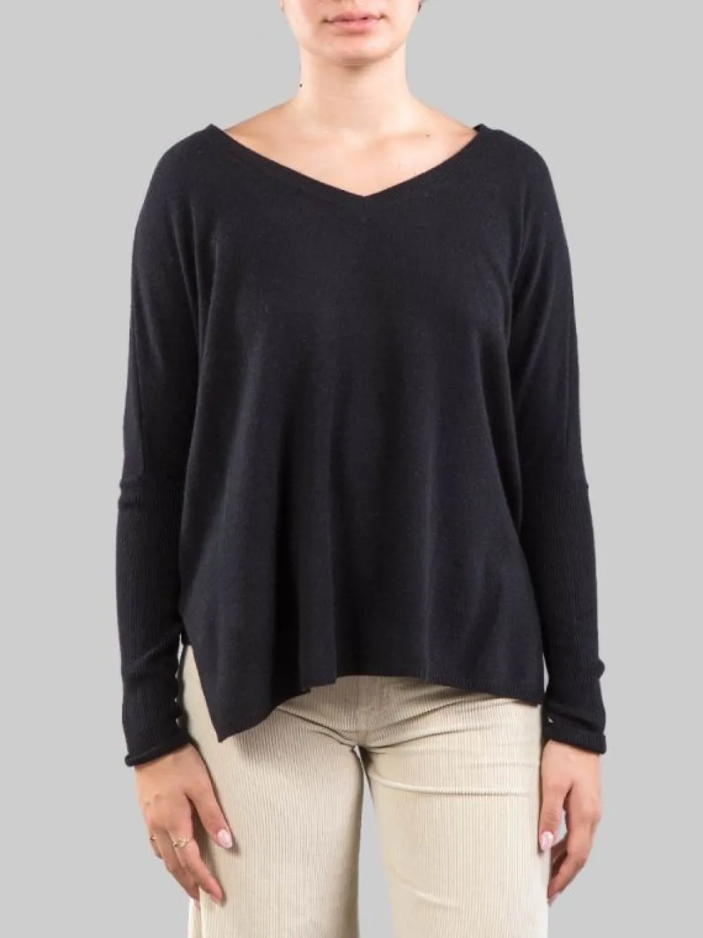 MAGLIA NERA IN CASHMERE CON SCOLLATURA A "V" | ABSOLUT CASHMERE Sale