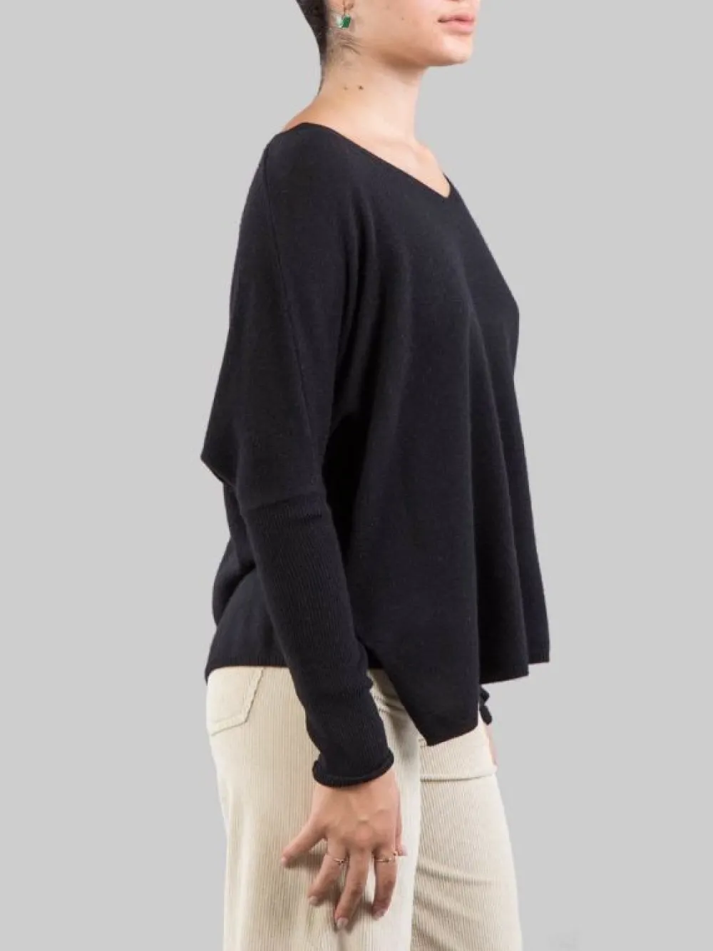 MAGLIA NERA IN CASHMERE CON SCOLLATURA A "V" | ABSOLUT CASHMERE Sale