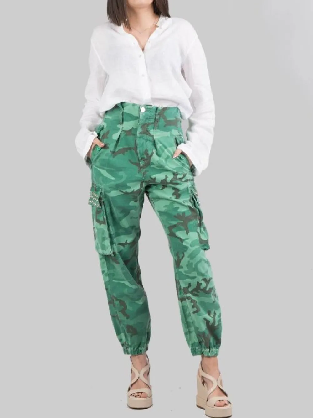 PANTALONI CARGO IN COTONE STAMPA MILITARE CON BORCHIE E STRASS | PINKO Online