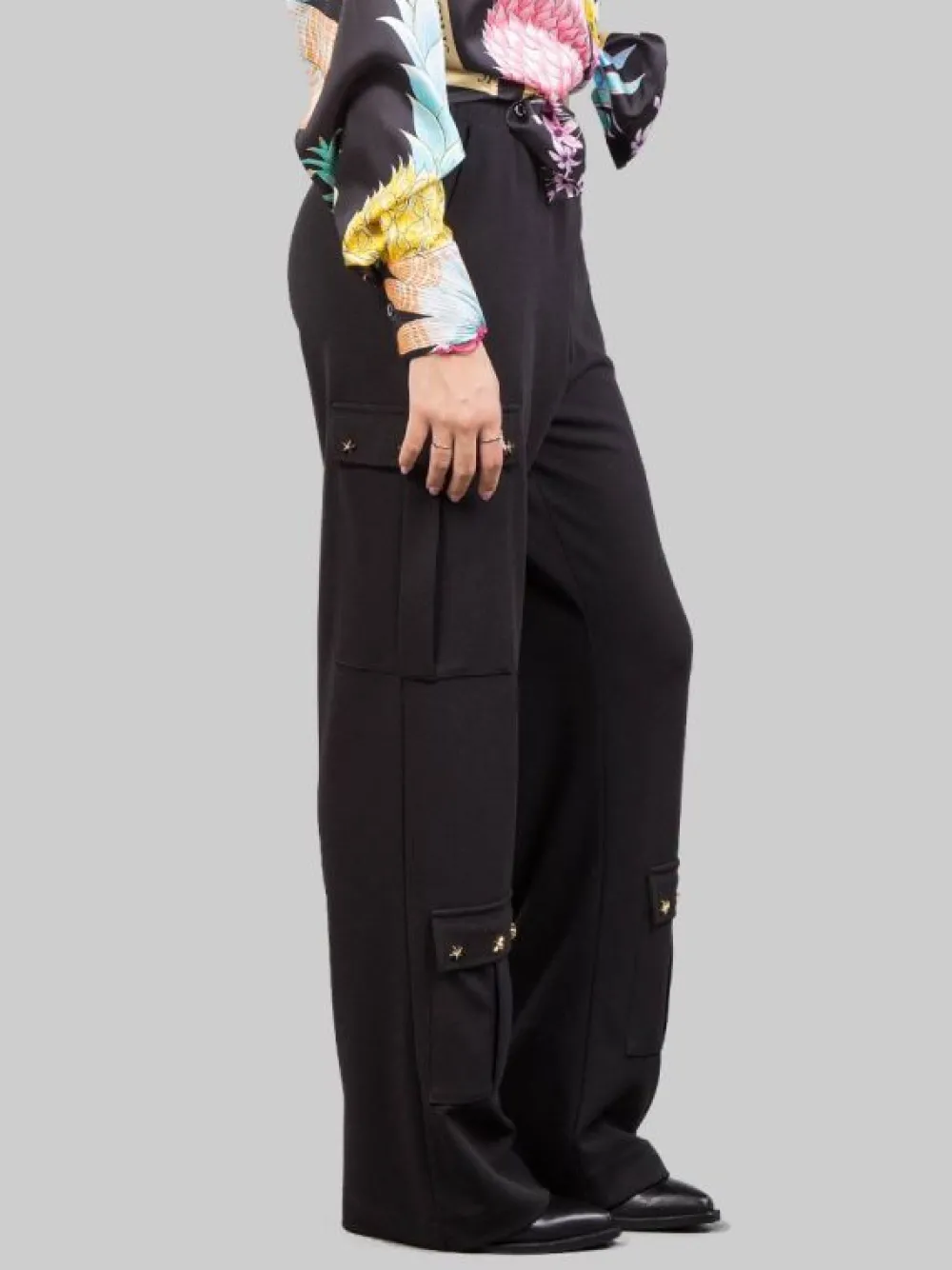 PANTALONI CARGO NERI CON STELLE APPLICATE | 5 PROGRESS New